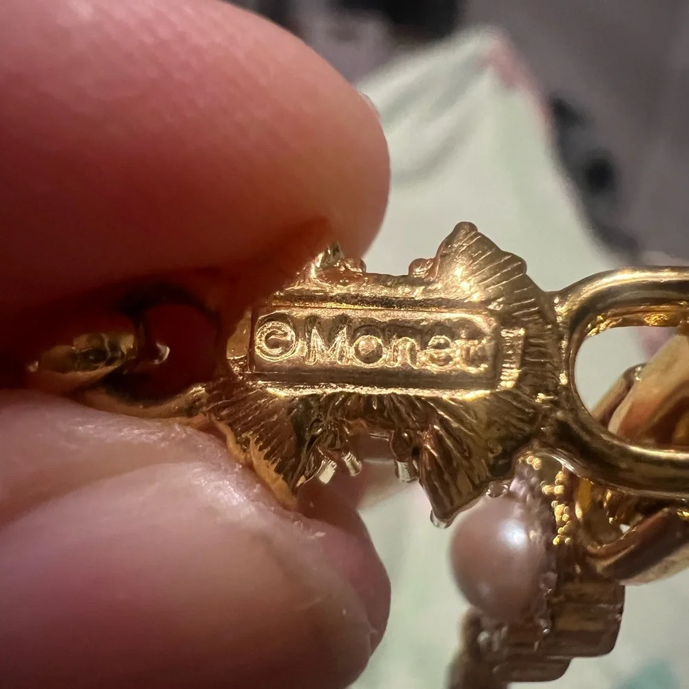 VINTAGE SIGNED MONET GOLD TONE FAUX PEARL RHINESTONE BRACELET